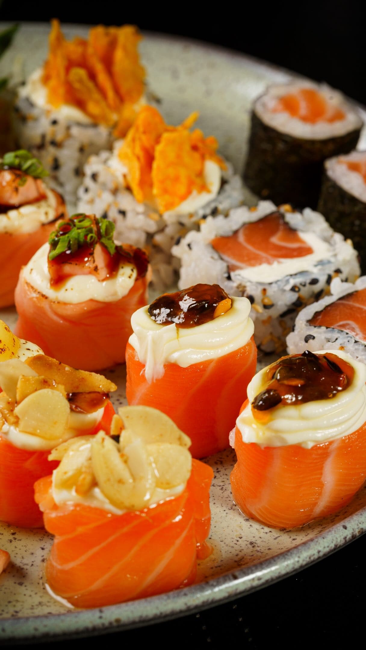 Prato do rodízio com joys maçaricados, uramakis e hot rolls