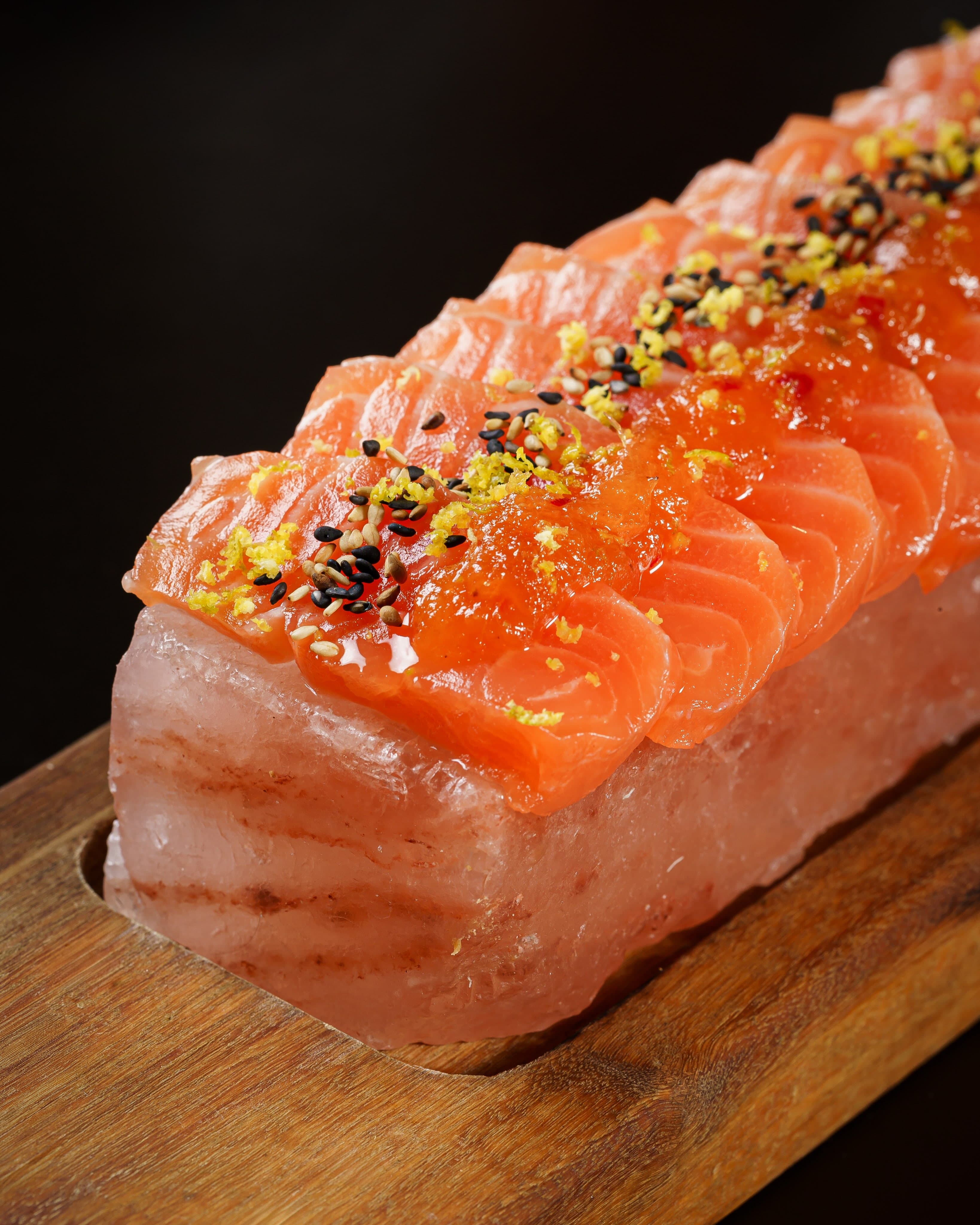 Lâminas de salmão sobre bloco de sal rosa