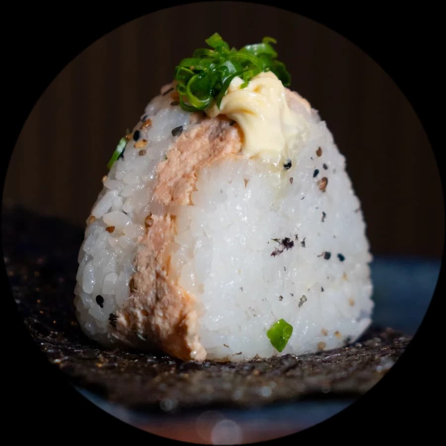 Oniguiri de salmão com maionese e cebolinha sobre a alga