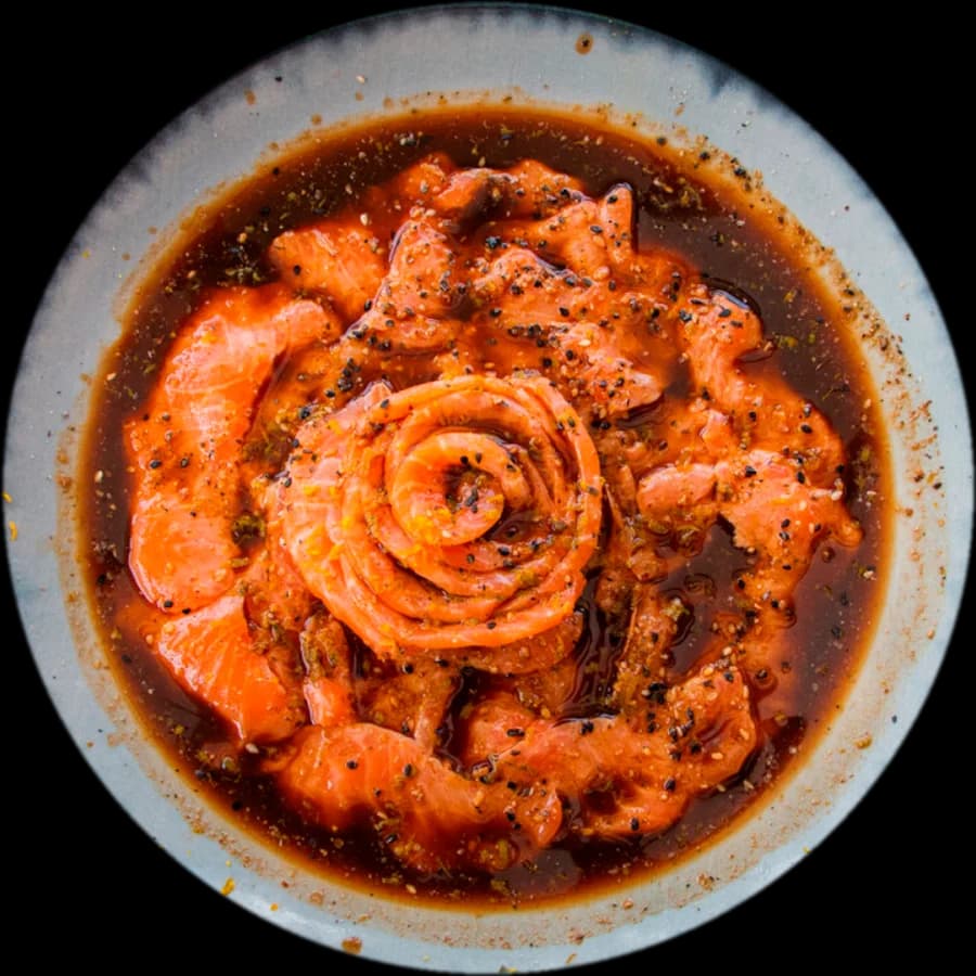 Tigela de salmão em rosa com molho e gergelim, vista de cima